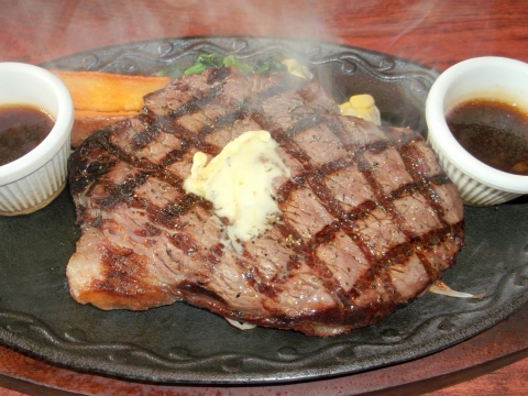 東武スカイツリーラインのせんげん台駅を最寄駅とする埼玉県越谷市千間台東１丁目にあるステーキ＆ハンバーグいわたき千間台店のトップサーロインステーキ300g