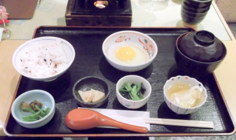 東京都新宿区西新宿1丁目にある和食のお店「YOSHIYA KYOTO 京都嵐山 良彌 新宿店」 JR山手線とJR埼京線とJR中央線と京王線と小田急小田原線と東京メトロ丸の内線の新宿駅を最寄駅とする東京都新宿区西新宿1丁目にある和食のあらし山良彌新宿店の京風すき焼き御膳