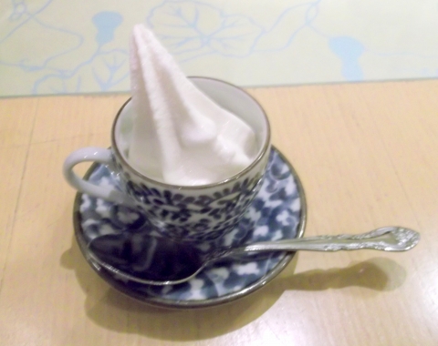 f:id:morigen1:20170410161552j:plain JR山手線とJR埼京線とJR中央線と京王線と小田急小田原線と東京メトロ丸の内線の新宿駅を最寄駅とする東京都新宿区西新宿1丁目にある和食のあらし山良彌新宿店の京風すき焼き御膳のデザートの豆腐のソフトクリーム