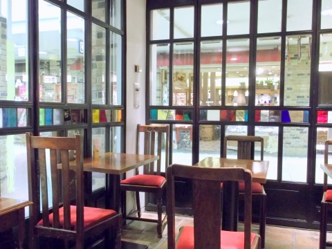東京都新宿区西新宿1丁目にあるにある喫茶店「Cafe Amati　カフェ アマティ　小田急エース南館」店内