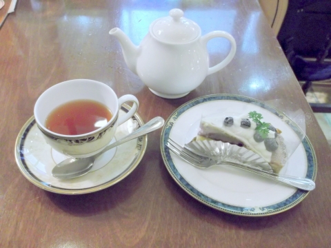 東京都新宿区西新宿1丁目にあるにある喫茶店「Cafe Amati　カフェ アマティ　小田急エース南館」アップルティーとブルーベリーケーキ