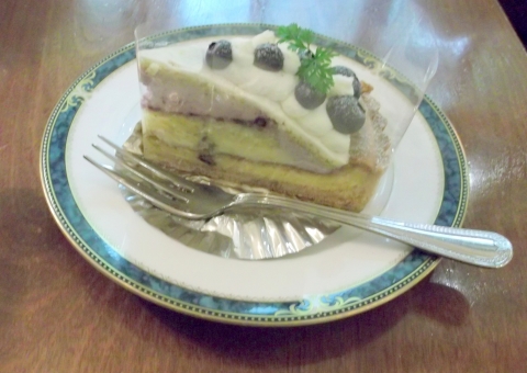 東京都新宿区西新宿1丁目にあるにある喫茶店「Cafe Amati　カフェ アマティ　小田急エース南館」ブルーベリーケーキ