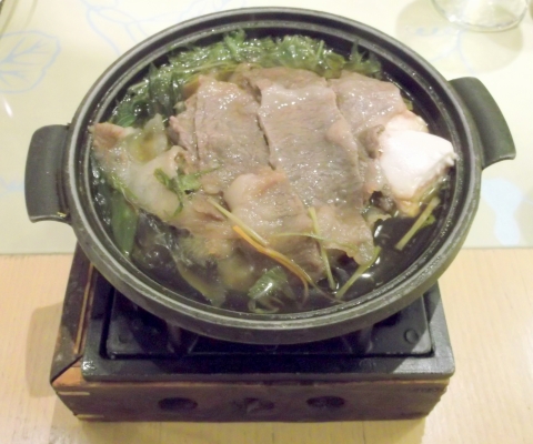 東京都新宿区西新宿1丁目にある和食のお店「YOSHIYA KYOTO 京都嵐山 良彌 新宿店」 JR山手線とJR埼京線とJR中央線と京王線と小田急小田原線と東京メトロ丸の内線の新宿駅を最寄駅とする東京都新宿区西新宿1丁目にある和食のあらし山良彌新宿店の京風すき焼き御膳のすき焼き