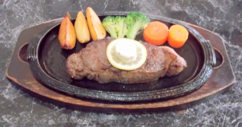 つくばエクスプレス六町駅を最寄駅とする東京都足立区東保木間1丁目にあるステーキとハンバーグの花もようのニュージーランド産サーロインステーキ300g