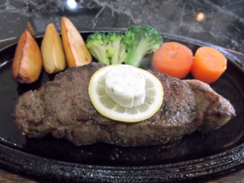 つくばエクスプレス六町駅を最寄駅とする東京都足立区東保木間1丁目にあるステーキとハンバーグの花もようのニュージーランド産サーロインステーキ300gミディアムレアで