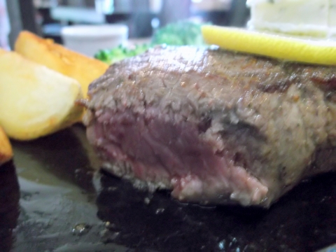 つくばエクスプレス六町駅を最寄駅とする東京都足立区東保木間1丁目にあるステーキとハンバーグの花もようのニュージーランド産サーロインステーキ300gミディアムレア断面