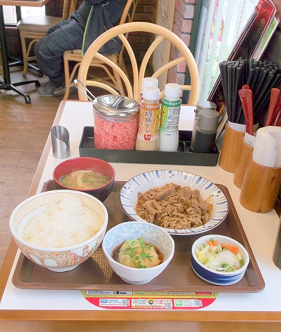 東京都足立区一ツ家１丁目にある牛丼チェーン店「すき家　足立一ツ家店」店内