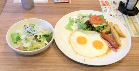 東京都練馬区光が丘5丁目にあるファミリーレストラン「Jonathan's ジョナサン 練馬光が丘店」 都営大江戸線の光が丘駅を最寄駅とする東京都練馬区光が丘5丁目にあるファミリーレストランジョナサン練馬光が丘店の目玉焼きモーニングにセットサラダをチョイス