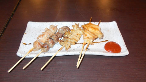 東武スカイツリーラインのせんげん台駅を最寄駅とする埼玉県越谷市千間台東１丁目にある居酒屋鍛冶屋文蔵せんげん台店の若どり串と砂肝串ととり皮串と手羽先串