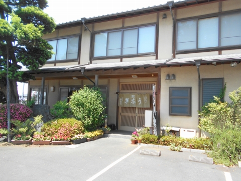 JR武蔵野線および埼玉高速鉄道の埼玉スタジアム線の東川口駅近くの埼玉県さいたま市緑区大門にあるうなぎ川魚料理のお店満寿家の外観