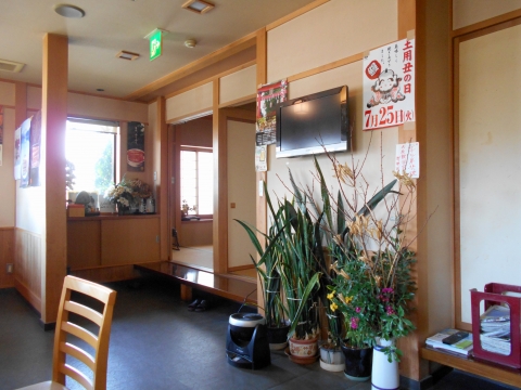 JR武蔵野線および埼玉高速鉄道の埼玉スタジアム線の東川口駅近くの埼玉県さいたま市緑区大門にあるうなぎ川魚料理のお店満寿家の店内 JR武蔵野線および埼玉高速鉄道の埼玉スタジアム線の東川口駅近くの埼玉県さいたま市緑区大門にあるうなぎ川魚料理のお店満寿家の店内