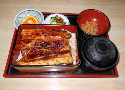 JR武蔵野線および埼玉高速鉄道の埼玉スタジアム線の東川口駅近くの埼玉県さいたま市緑区大門にあるうなぎ川魚料理のお店満寿家のうな重特 JR武蔵野線および埼玉高速鉄道の埼玉スタジアム線の東川口駅近くの埼玉県さいたま市緑区大門にあるうなぎ川魚料理のお店満寿家のうな重特