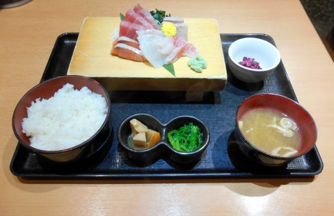東京都練馬区光ヶ丘2丁目にある居酒屋「はなの舞　光が丘IMA公園通り店」刺身定食