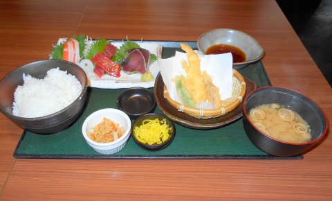 都営大江戸線の光が丘駅を最寄駅とする東京都練馬区光が丘２丁目にある居酒屋和民光が丘IMA公園通り店の刺身天ぷら定食