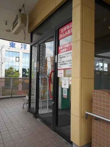 つくばエクスプレス青井駅と六町駅を最寄駅とする東京都足立区青井6丁目にある焼肉店安楽亭足立青井店の入口