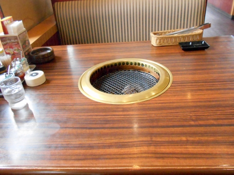 つくばエクスプレス青井駅と六町駅を最寄駅とする東京都足立区青井6丁目にある焼肉店安楽亭足立青井店の店内