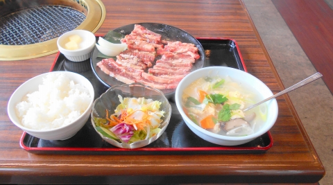 つくばエクスプレス青井駅と六町駅を最寄駅とする東京都足立区青井6丁目にある焼肉店安楽亭足立青井店の中落ちカルビスペシャルランチ