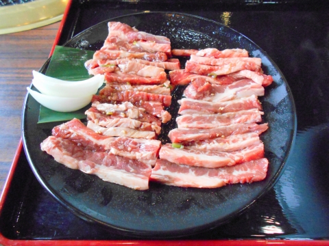 つくばエクスプレス青井駅と六町駅を最寄駅とする東京都足立区青井6丁目にある焼肉店安楽亭足立青井店の中落ちカルビ