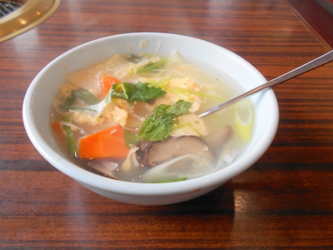 つくばエクスプレス青井駅と六町駅を最寄駅とする東京都足立区青井6丁目にある焼肉店安楽亭足立青井店の玉子スープ