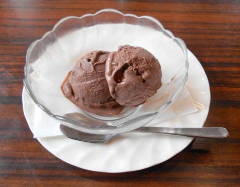 つくばエクスプレス青井駅と六町駅を最寄駅とする東京都足立区青井6丁目にある焼肉店安楽亭足立青井店のチョコアイス