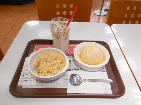 都営大江戸線の光が丘駅を最寄駅とする東京都練馬区光が丘５丁目にあるカフェ・スイーツのミスタードーナツ光が丘IMAショップの帆立ダシ 五目ミニ炒飯とミスター肉まんと氷コーヒー