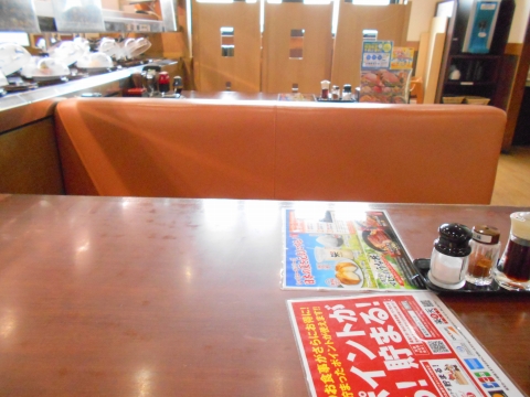 つくばエクスプレスの青井駅と六町駅を最寄駅とする東京都足立区青井６丁目にある回転寿司スシロー環七青井店無添くら寿司足立青井店の入口