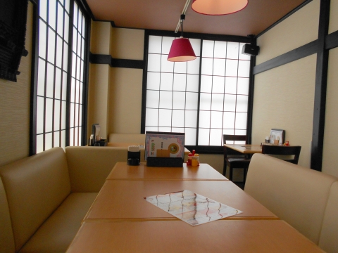 東武スカイツリーラインのせんげん台駅を最寄駅とする埼玉県越谷市千間台西２丁目にあるインドネパール料理のQUEENGARDENクイーンガーデンの店内