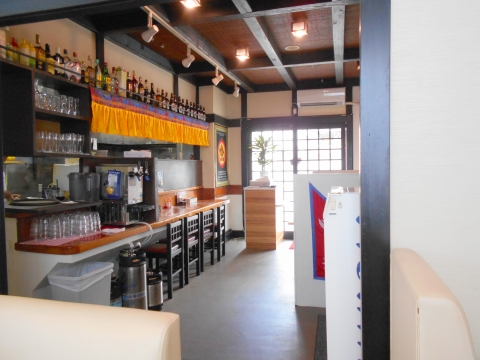 東武スカイツリーラインのせんげん台駅を最寄駅とする埼玉県越谷市千間台西２丁目にあるインドネパール料理のQUEENGARDENクイーンガーデンの店内