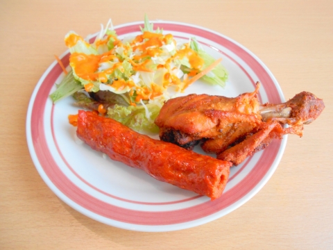 東武スカイツリーラインのせんげん台駅を最寄駅とする埼玉県越谷市千間台西２丁目にあるインドネパール料理のQUEENGARDENクイーンガーデンのバーべキューセットのタンドリーチキン1ピースとシークカバブ1ピース