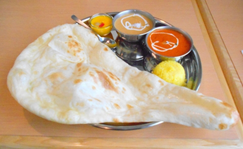 東武スカイツリーラインのせんげん台駅を最寄駅とする埼玉県越谷市千間台西２丁目にあるインドネパール料理のQUEENGARDENクイーンガーデンのバーべキューセットのカレー2種類とナンとライスとデザート