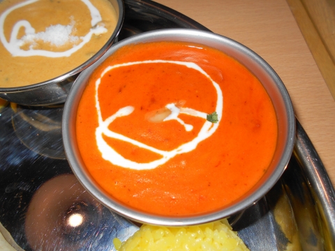 東武スカイツリーラインのせんげん台駅を最寄駅とする埼玉県越谷市千間台西２丁目にあるインドネパール料理のQUEENGARDENクイーンガーデンのバターチキンカレー