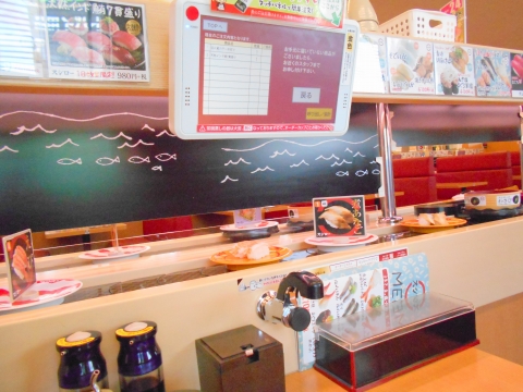 つくばエクスプレスの青井駅と六町駅を最寄駅とする東京都足立区青井６丁目にある回転寿司スシローテーブル席