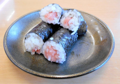 つくばエクスプレスの青井駅と六町駅を最寄駅とする東京都足立区青井６丁目にある回転寿司スシロー環七青井店のトロ鉄火巻