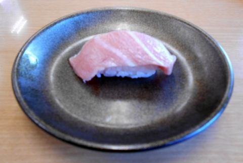 つくばエクスプレスの青井駅と六町駅を最寄駅とする東京都足立区青井６丁目にある回転寿司スシロー環七青井店の特ネタ本鮪大とろ