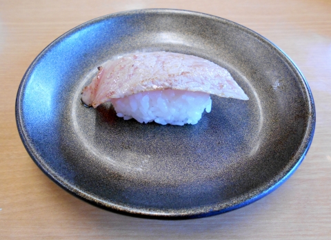 つくばエクスプレスの青井駅と六町駅を最寄駅とする東京都足立区青井６丁目にある回転寿司スシロー環七青井店の特ネタ本鮪大とろ焦がし醤油