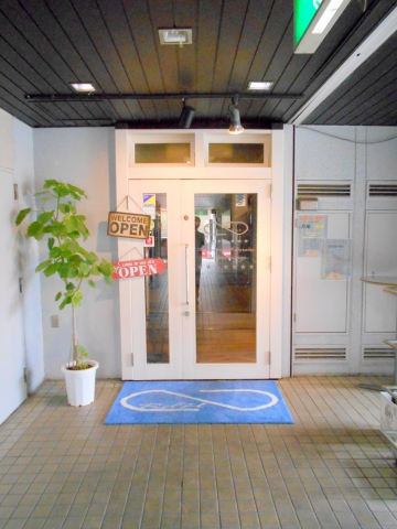 東武スカイツリーラインのせんげん台駅を最寄駅とする埼玉県越谷市千間台東１丁目にあるバーラウンジRoundHouseCreativeRounge　ラウンドハウスクリエイティブラウンジの外観