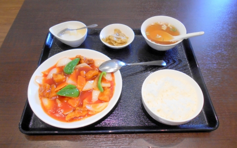 東武スカイツリーラインのせんげん台駅を最寄駅とする埼玉県越谷市千間台東１丁目にある中華料理店広東餃子の酢豚定食