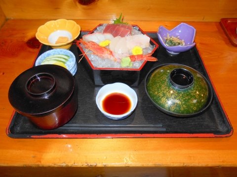 東武スカイツリーラインせんげん台駅を最寄駅とする埼玉県越谷市千間台東１丁目にある和食と割烹料理の大衆割烹千石家の刺身定食