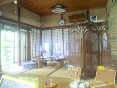 f:id:morigen1:20170822163259j:plain 埼玉県越谷市袋山にある喫茶店「古民家きっ茶店 さぼてんの家」店内