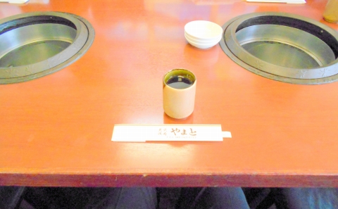 埼玉県越谷市東越谷１丁目にある焼肉店「炭火焼肉やまと」店内