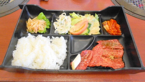 埼玉県越谷市東越谷１丁目にある焼肉店「炭火焼肉やまと」ロース焼きセット