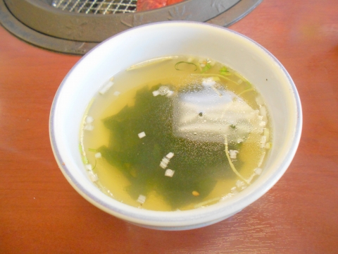 埼玉県越谷市東越谷１丁目にある焼肉店「炭火焼肉やまと」ロース焼きセットに付いてくるスープ