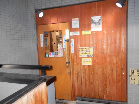 東武スカイツリーラインせんげん台駅を最寄駅とする埼玉県越谷市千間台東１丁目にある七輪焼肉安安せんげん台店の入口