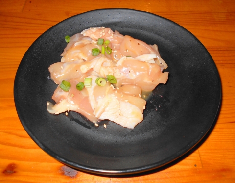 東武スカイツリーラインせんげん台駅を最寄駅とする埼玉県越谷市千間台東１丁目にある七輪焼肉安安せんげん台店の鶏もも