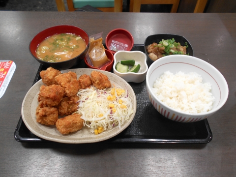 東武スカイツリーラインせんげん台駅を最寄駅とする埼玉県越谷市千間台東１丁目にある牛丼店なか卯せんげん台店のテン10唐揚げ定食