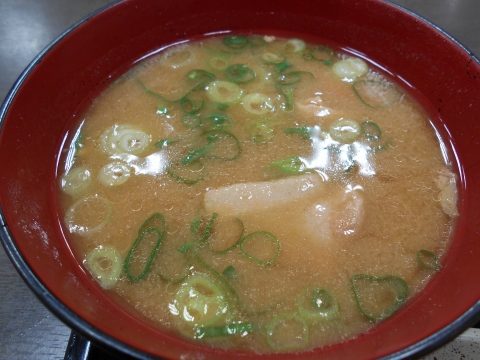 東武スカイツリーラインせんげん台駅を最寄駅とする埼玉県越谷市千間台東１丁目にある牛丼店なか卯せんげん台店のとん汁