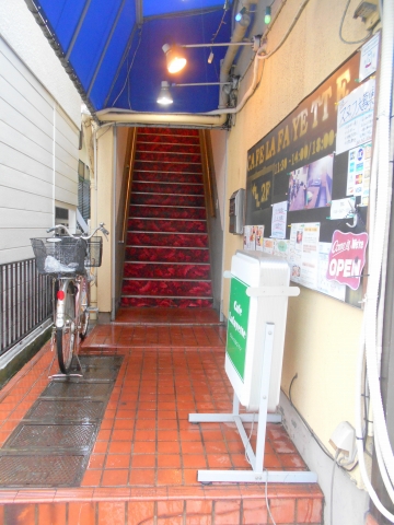 東武スカイツリーラインせんげん台駅近くの埼玉県越谷市千間台東１丁目にあるCafeLafayetteカフェラファイエットの階段