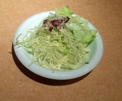 東京都新宿区歌舞伎町１丁目にある洋食、ハンバーグ、ステーキのお店「バンビ　新宿サブナード店」サラダ