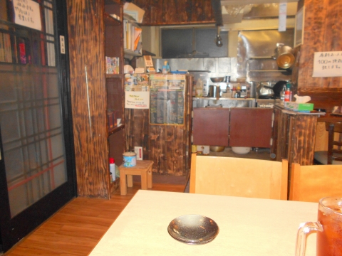 f:id:morigen1:20171023171126j:plain 都営大江戸線の練馬春日町駅を最寄駅とする東京都練馬区高松1丁目にある鶏料理居酒屋の国産レモンと鶏の店とり八の店内