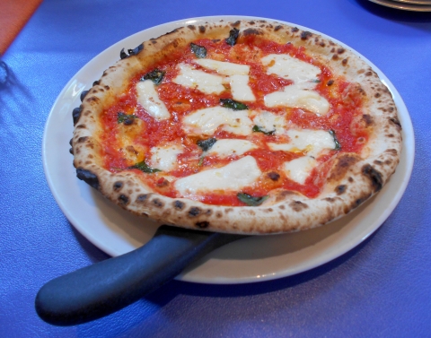 東武スカイツリーライン新越谷駅とJR武蔵野線南越谷駅近くの埼玉県越谷市七佐町にあるイタリアンのイタリア厨房ベッライタリアBellaItaliaのピザマルゲリータEX